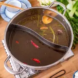 Ein köstlicher **hot pot vegetarisch** mit Pilzen, Gemüse und Tofu. Die Brühe simmert mit Ingwer und Chili.