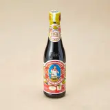 Flasche mit Austernsauce, die für asiatische Gerichte verwendet wird. Sie ist ein wichtiger Bestandteil vieler Rezepte, ähnlich wie Fischsauce.