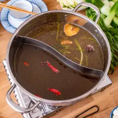 Ein köstlicher **hot pot vegetarisch** mit Pilzen, Gemüse und Tofu. Die Brühe simmert mit Ingwer und Chili.