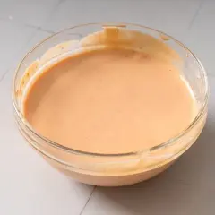 Eine Schüssel mit cremiger, leicht orangefarbener chinesischer Mayo, bereit zum Dippen.