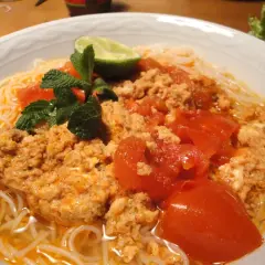 Bun rieu: Nudelsuppe mit Hackfleisch, Tomaten, Minze und Limette. Ein herzhaftes Gericht, das zum Genießen einlädt.