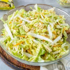Ein knackiger, frischer Yum Yum Salat mit Chinakohl, Karotten und Nudeln. Perfekt für den Sommer!
