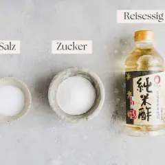 Zutaten für Sushi Essig Rezept: Salz, Zucker und Reisessig. Perfekt für selbstgemachtes Sushi.
