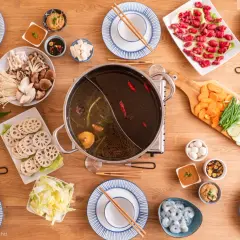 Ein köstliches Hot Pot Rezept mit frischem Gemüse, Pilzen, Fleisch und Garnelen. Perfekt für ein gemeinsames Essen.