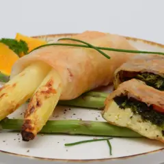 Gebackener Spargel in Reispapier, gefüllt mit Spinat und Käse. Köstliche Reispapier Rezepte für ein leichtes Gericht.