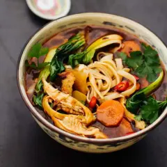 Herzhafte chinesische Suppe mit Huhn, Nudeln, Pak Choi und Karotten. Ein Genuss für kalte Tage.