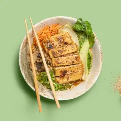 Herzhaftes vegetarisches Ramen Rezept mit gebratenem Tofu, Pak Choi, Pilzen und Karotten. Sesam verfeinert das Gericht.