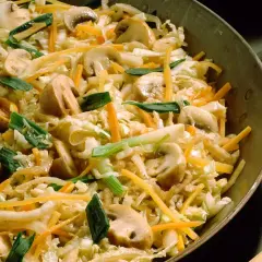 Chinakohl-Pfanne mit Pilzen und Karotten, ein leckeres Gericht, das zu vielen Chinakohl Rezepten passt.