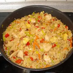 Ein Pfannengericht mit Reis, Hühnchen, Ei und Gemüse. Das ist nasi goreng, ein beliebtes indonesisches Gericht.