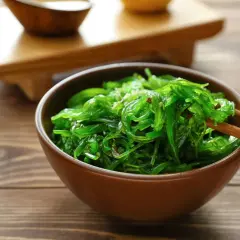 Ein Schüssel mit leckerem Algensalat, bereit zum Genießen. Dieses Algensalat Rezept ist einfach und erfrischend.