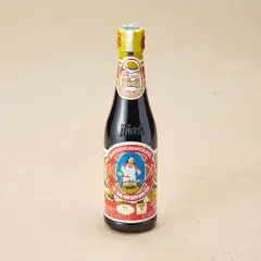 Flasche mit Austernsauce, die für asiatische Gerichte verwendet wird. Sie ist ein wichtiger Bestandteil vieler Rezepte, ähnlich wie Fischsauce.