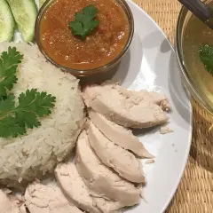 Khao man gai: Reis, Hähnchen, Gurkenscheiben, scharfe Sauce und eine klare Brühe mit Ei und Koriander.