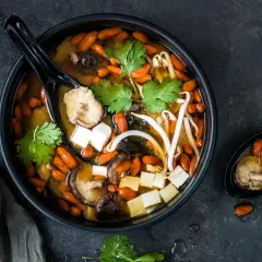 Herzhaftes Miso Suppe Rezept mit Tofu, Shiitake-Pilzen, Goji-Beeren und Sprossen. Ein Löffel voller Genuss.