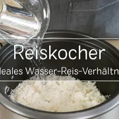 Wasser wird in einen Reiskocher zu Basmati Reis gegossen. Das ideale Wasser-Reis-Verhältnis für perfekten Reis.