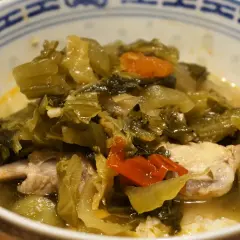 Eine Schüssel mit Canh Chua, einem vietnamesischen sauren Eintopf mit viel Gemüse und Fleisch.
