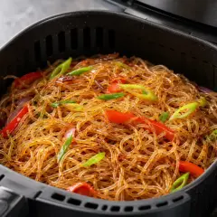 Glasnudeln mit Paprika und Frühlingszwiebeln in einem Airfryer.