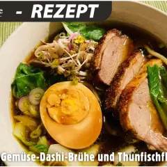 Herzhaftes Dashi Ramen mit zartem Entenfleisch, einem perfekt gekochten Ei und frischem Gemüse in aromatischer Brühe.
