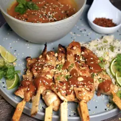Saftige sate spiesse mit Erdnusssauce, Reis, Limettenspalten und Koriander. Ein Fest für die Sinne!