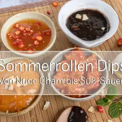 Vier Schalen mit verschiedenen Sommerrollen Dips: scharf mit Chili, cremig mit Erdnuss, süß-sauer und dunkel.