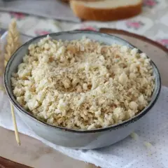 Schüssel mit frisch zubereitetem Panko Paniermehl, bereit zum **Panko Paniermehl selber machen**.