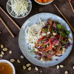 Ein bunter Nudel-Salat mit Hackfleisch, Erdnüssen und knackigem Gemüse. Perfekt für eine leichte Mahlzeit.