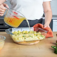 Flüssigkeit wird in Auflaufform mit Kartoffelpüree gegossen. Vielleicht ist das die Antwort auf die Frage, was ist bruchreis?
