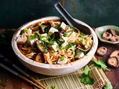 Shiitake-Ramen mit Miso-Brühe einfach zubereiten