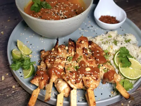 Saté-Spieße richtig zubereiten - Marinade, Hitze und Sauce