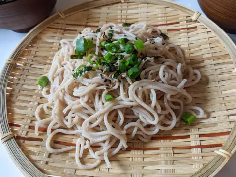 Kalter Soba-Nudelsalat - so bleiben die Nudeln locker