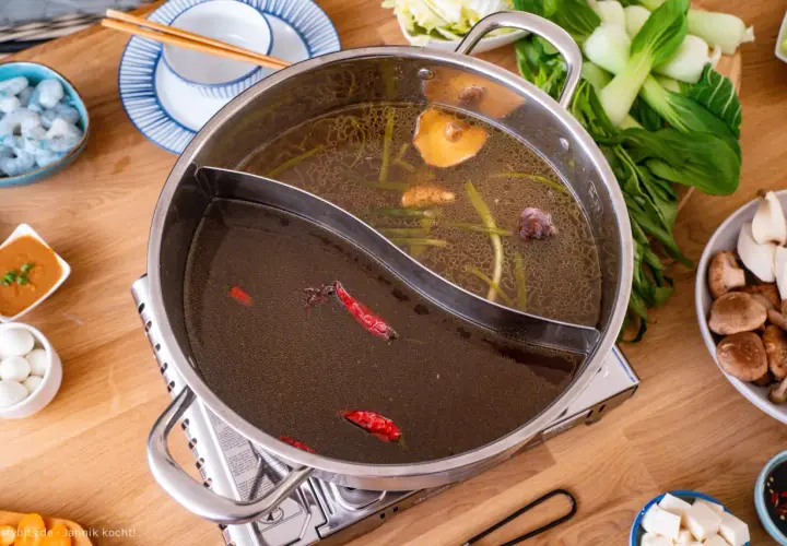 Ein köstlicher **hot pot vegetarisch** mit Pilzen, Gemüse und Tofu. Die Brühe simmert mit Ingwer und Chili.