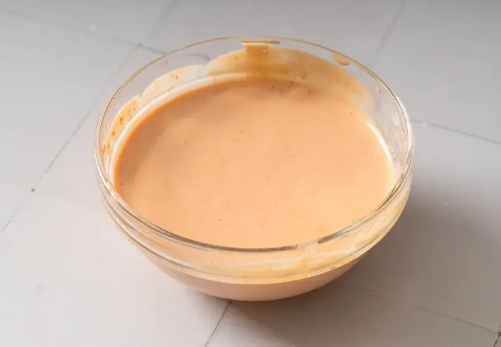 Eine Schüssel mit cremiger, leicht orangefarbener chinesischer Mayo, bereit zum Dippen.