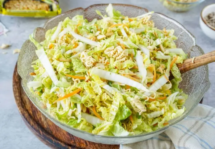Ein knackiger, frischer Yum Yum Salat mit Chinakohl, Karotten und Nudeln. Perfekt für den Sommer!