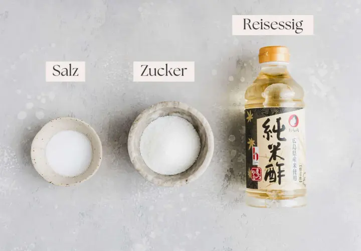Zutaten für Sushi Essig Rezept: Salz, Zucker und Reisessig. Perfekt für selbstgemachtes Sushi.
