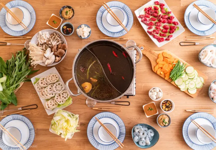 Ein köstliches Hot Pot Rezept mit frischem Gemüse, Pilzen, Fleisch und Garnelen. Perfekt für ein gemeinsames Essen.