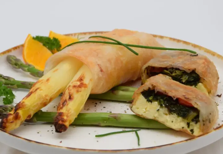 Gebackener Spargel in Reispapier, gefüllt mit Spinat und Käse. Köstliche Reispapier Rezepte für ein leichtes Gericht.
