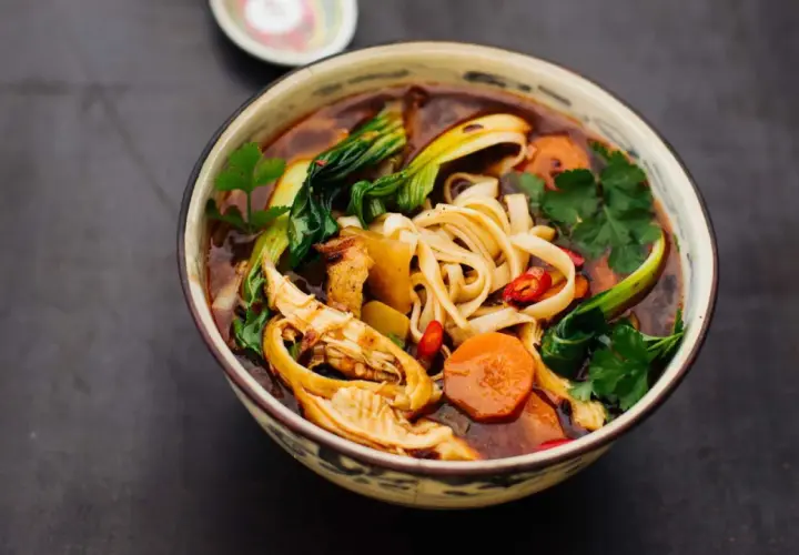 Herzhafte chinesische Suppe mit Huhn, Nudeln, Pak Choi und Karotten. Ein Genuss für kalte Tage.
