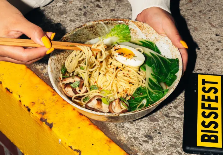 Eine Schüssel mit einer köstlichen japanischen Nudelsorte, garniert mit Pilzen, Ei und Pak Choi.