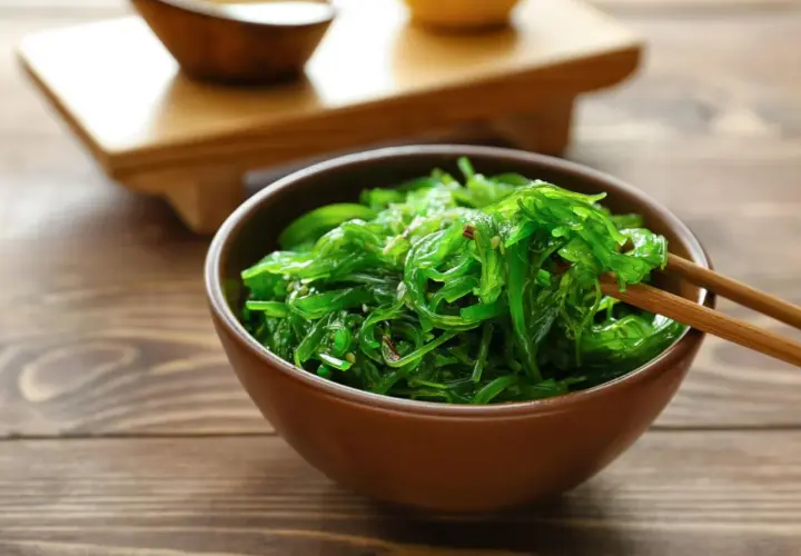 Ein Schüssel mit leckerem Algensalat, bereit zum Genießen. Dieses Algensalat Rezept ist einfach und erfrischend.