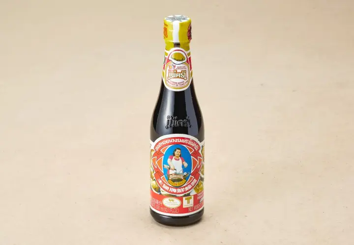 Flasche mit Austernsauce, die für asiatische Gerichte verwendet wird. Sie ist ein wichtiger Bestandteil vieler Rezepte, ähnlich wie Fischsauce.