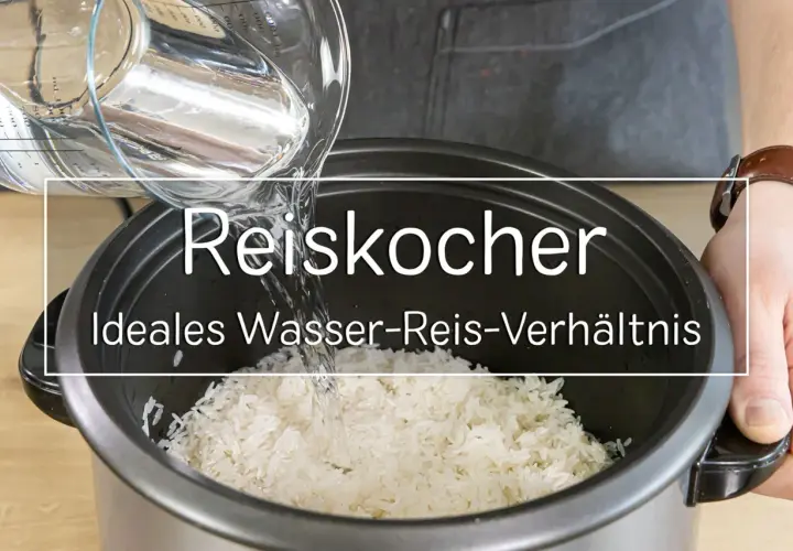 Wasser wird in einen Reiskocher zu Basmati Reis gegossen. Das ideale Wasser-Reis-Verhältnis für perfekten Reis.