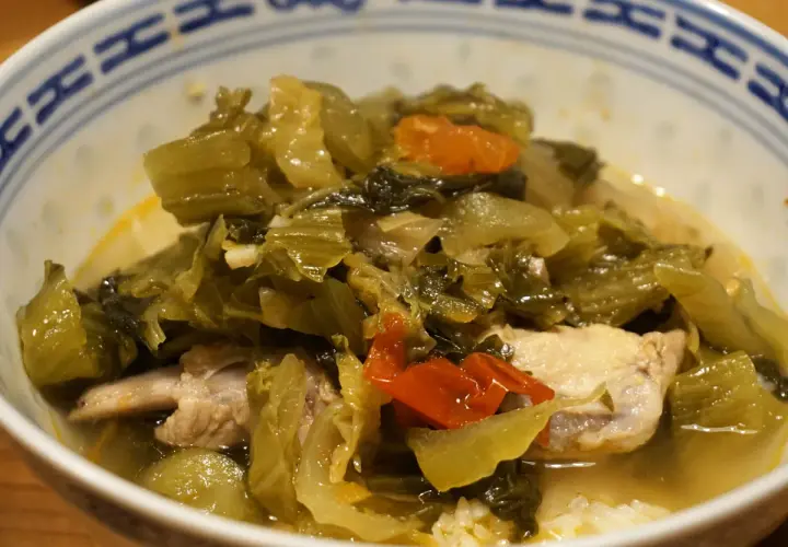 Eine Schüssel mit Canh Chua, einem vietnamesischen sauren Eintopf mit viel Gemüse und Fleisch.