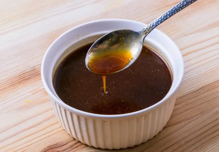 Eine Löffelprobe der dunklen Yakisoba-Sauce, die die Zutaten für ein köstliches Gericht andeutet.