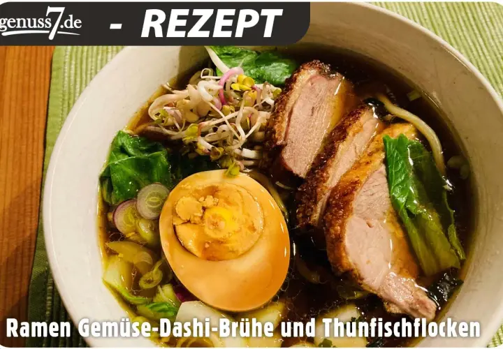 Herzhaftes Dashi Ramen mit zartem Entenfleisch, einem perfekt gekochten Ei und frischem Gemüse in aromatischer Brühe.