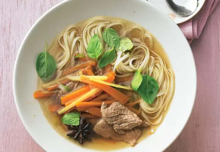 Herzhafte nudelsuppe mit zarten Rindfleischstreifen, Karotten, frischem Basilikum und Sternanis.