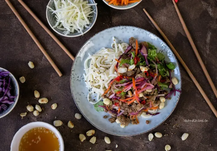 Ein bunter Nudel-Salat mit Hackfleisch, Erdnüssen und knackigem Gemüse. Perfekt für eine leichte Mahlzeit.