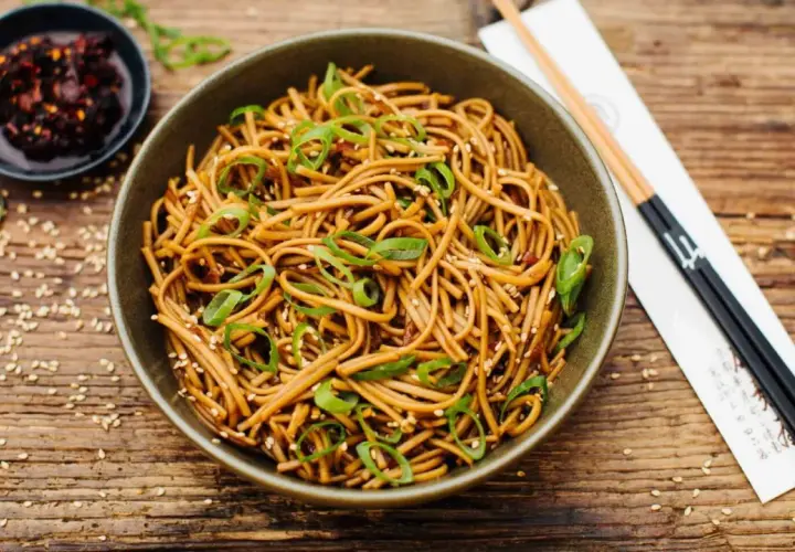 Schüssel mit Soba Nudeln, garniert mit Frühlingszwiebeln und Sesam. Ein einfaches Soba Nudeln Rezept für jeden Tag.