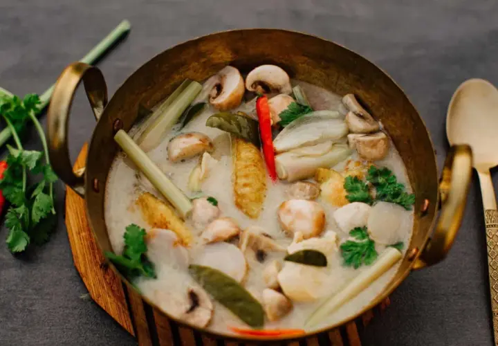 Ein authentisches Tom Kha Gai Rezept: cremige Kokosmilchsuppe mit Hühnchen, Pilzen, Zitronengras und Chili.