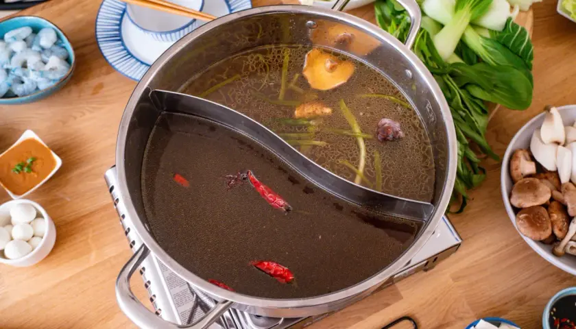 Ein köstlicher **hot pot vegetarisch** mit Pilzen, Gemüse und Tofu. Die Brühe simmert mit Ingwer und Chili.