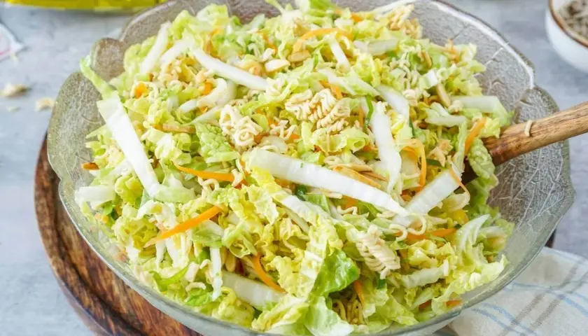Ein knackiger, frischer Yum Yum Salat mit Chinakohl, Karotten und Nudeln. Perfekt für den Sommer!