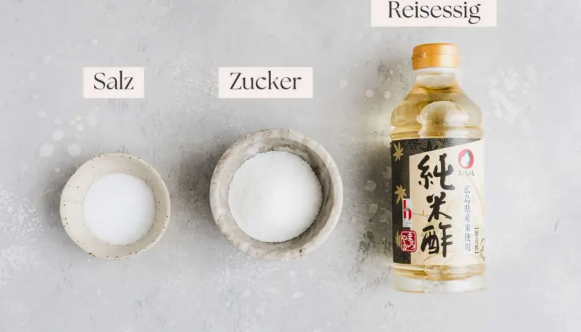 Zutaten für Sushi Essig Rezept: Salz, Zucker und Reisessig. Perfekt für selbstgemachtes Sushi.